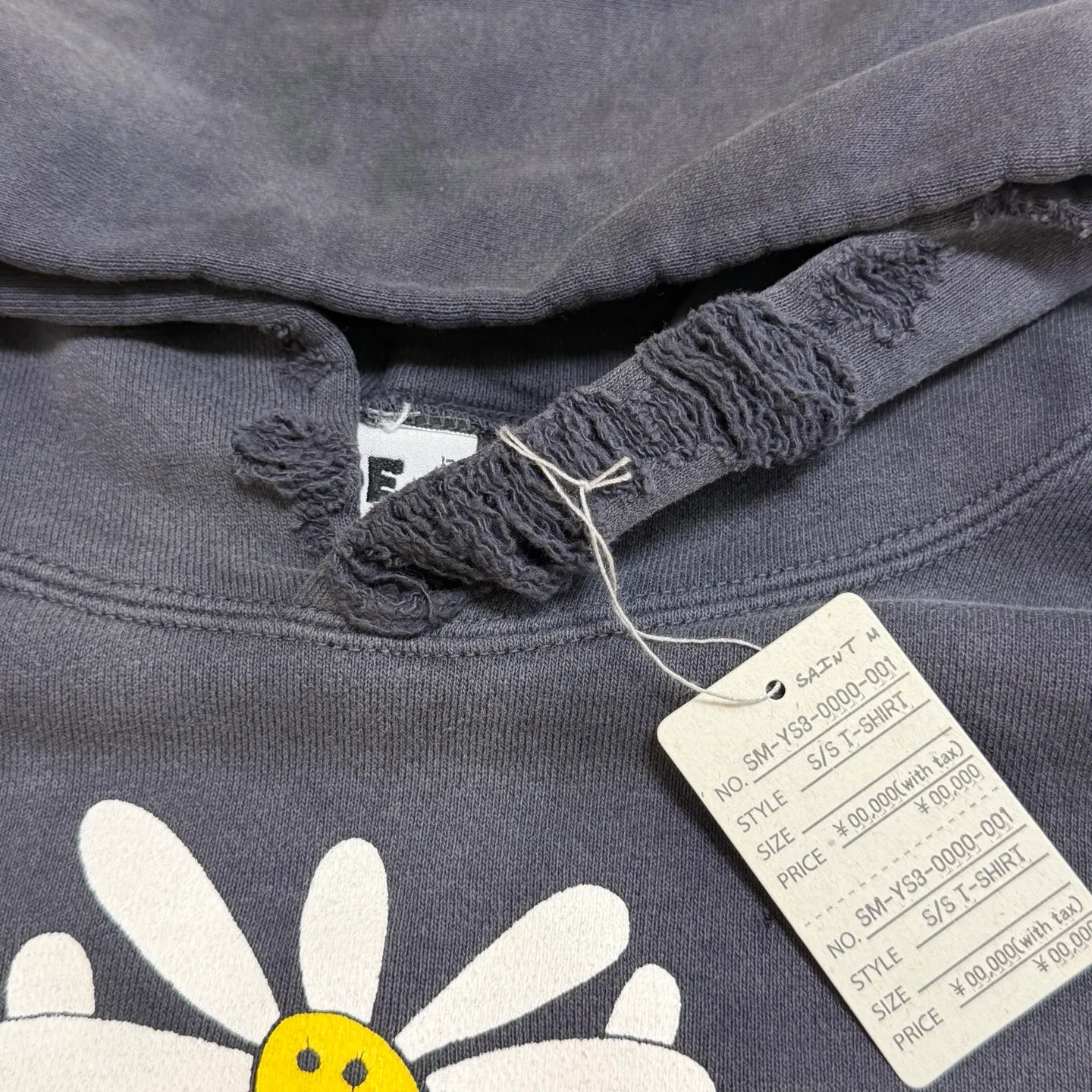 More details SAINT Mxxxxxx × DE LA SOUL DLS_HOODIE/DE LA SOUL/BLK DE LA SOUL co-branded potted plant destruction hoodie, washed black S-XL, a very important hoodie this season. It embodies the brand philosophy through the humorous potted plant and slogan design. In addition, through a large number of hand-made fraying, cutting and other destruction processing, as well as heavy washing and oxidative fading treatment, it creates a perfect vintage effect. Original mold opening Customized co-branded main mark and wash water mark, correct version